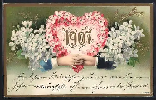 Präge-AK Hände von Paar vor Herz aus Blumen mit Jahreszahl, 1907