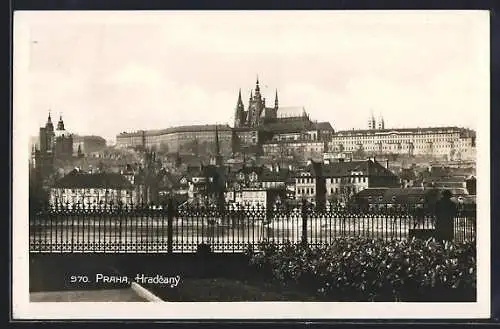 AK Prag / Praha, Hradcany, Ortsansicht über die Moldau