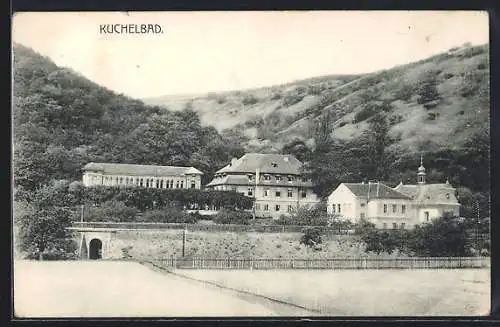 AK Prag / Praha, Kuchelbad, Ortspartie mit bergiger Landschaft