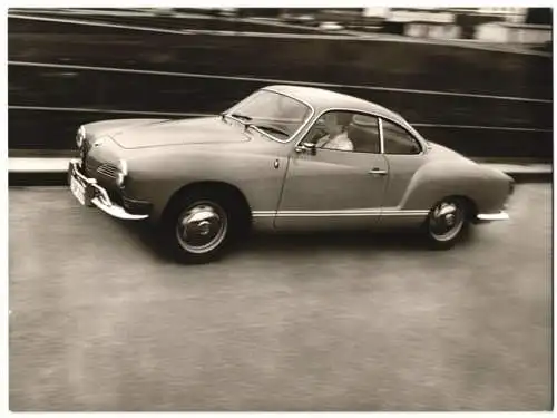 Fotografie Auto Volkswagen VW Karmann Ghia, Dame steuert Coupe, Volkswagen Werkfoto