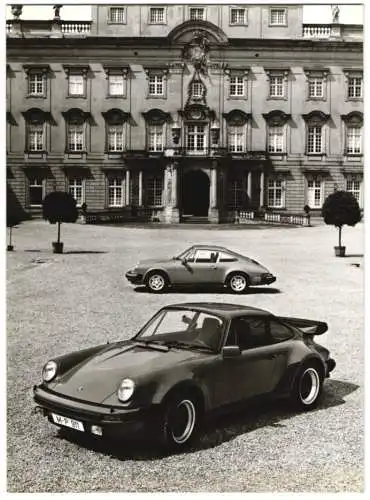 Fotografie Auto Porsche 911 SC, Sportwagen auf Schlosshof abgelichtet, Porsche Werkfoto