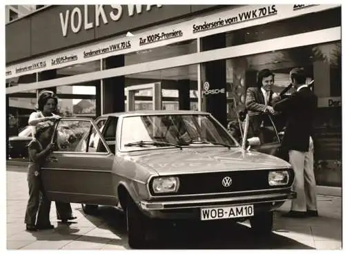 Fotografie Auto Volkswagen VW Passat, einer der ersten Passat vor einem Volkswagen Autohaus, Volkswagen Werkfoto