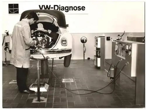 Fotografie Volkswagen-Vertragswerkstatt, Auto VW Käfer Cabrio, Kfz-Mechaniker prüft den Zündzeitpunkt mit Motortester