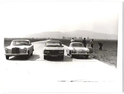 Fotografie Auto Porsche 356, BMW & Mercedes Benz Limousine bei einem Fahrzeug Vergleichstest