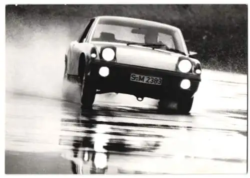 Fotografie Auto Porsche 914, Sportwagen auf Regennasser Fahrbahn