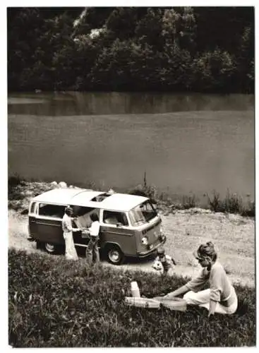 Fotografie Auto Volkswagen VW Bulli T2, VW-Bus auf Uferweg, Werkfoto