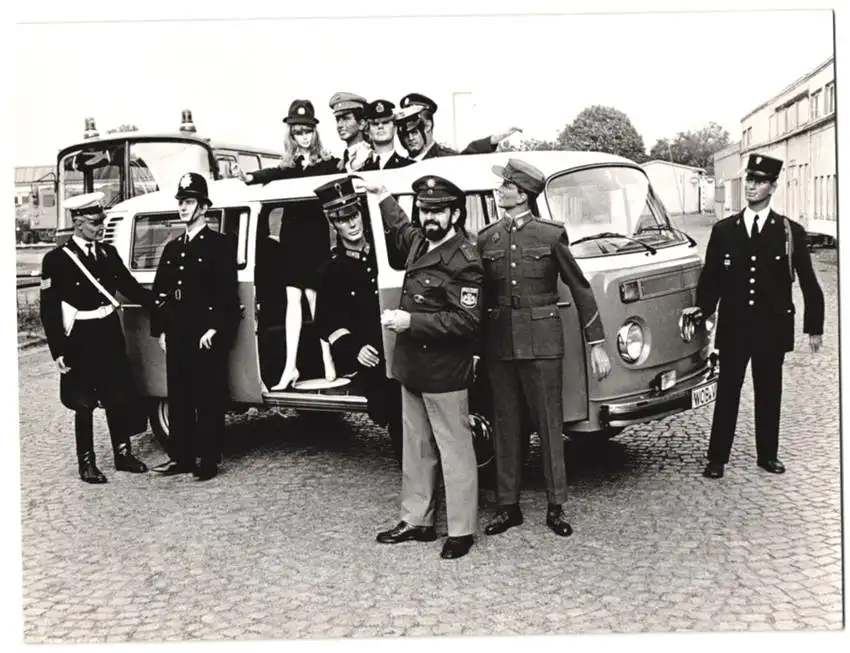 Fotografie Auto Volkswagen VW Bulli T2, Polizist mit Polizei-Puppen neben und im VW-Bus, Werkfoto 0