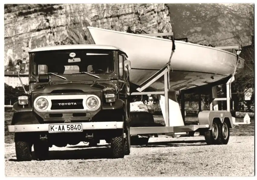 Fotografie Auto Toyota Landcruiser, Geländewagen zieht Anhänger mit Boot 0