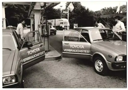 Fotografie Auto Toyota Tercel, PKW's an ARAL Tankstelle zum Verbrauchstest, Werkfoto