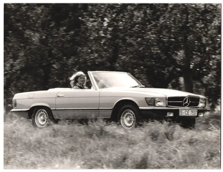 Fotografie Auto Mercedes Benz SL, hübsche Frau im Roadster Sportwagen, Werkfoto 0