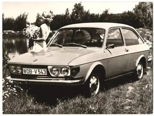 Fotografie Volkswagen, Auto VW 411 Coupe, hübsche junge Frau lehnt am PKW