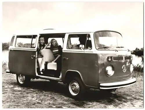 Fotografie Volkswagen, VW Bulli T2, hübsche junge Frauen im VW-Bus, Werkfoto