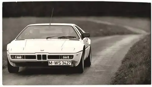 Fotografie Auto BMW M1, Mittelmotor-Sportwagen auf einer Landstrasse, Werkfoto