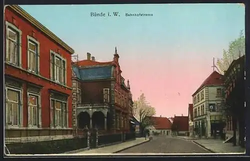 Goldfenster-AK Bünde i. W., Bahnhofstrasse, Häuser mit leuchtenden Fenstern