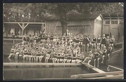 Foto-AK Leipzig, Kinder-Schwimmkursus Germaniabad ca. 1930, Gruppe im Badeanzug