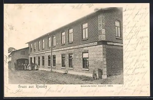 AK Rieseby, Bahnhofs-Hotel Heinrich Köhn, Aussenansicht