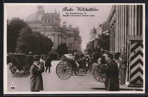 AK Berlin, Ausfahrt der Prinzessin Victoria Luise am Brandenburger Tor, grüssende Passanten, Wachsoldat