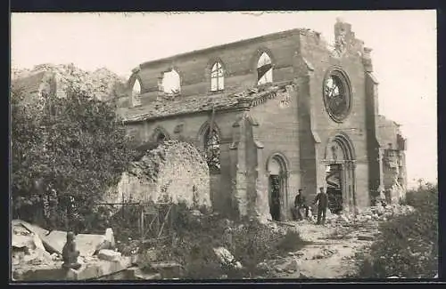 Foto-AK Monampteuil, Zerstörte Kirche und deutsche Soldaten