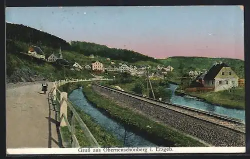 AK Oberneuschönberg i. Erzgeb., Ortsansicht mit Eisenbahnstrecke