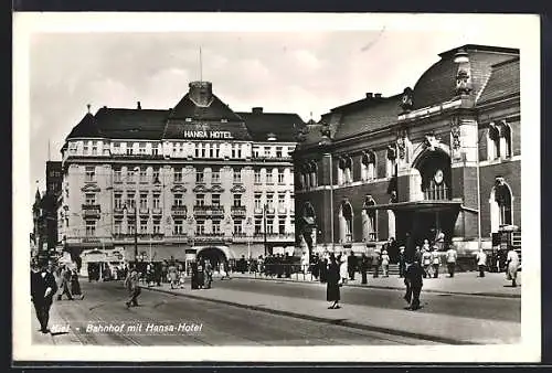 AK Kiel, Bahnhof mit Hansa-Hotel u. Passanten