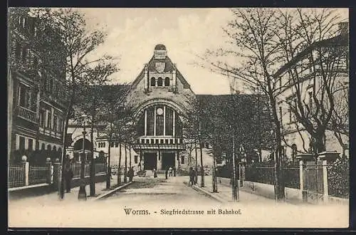 AK Worms, Siegfriedstrasse mit Bahnhof