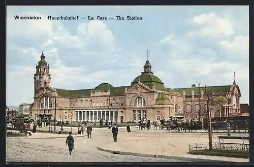 AK Wiesbaden, Passanten und Strassenbahn am Bahnhofsgebäude