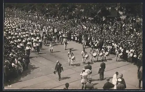 Foto-AK Leipzig, 1. Deutsches Arbeiter-Turnf- und Sportfest 1922, feierliche Parade