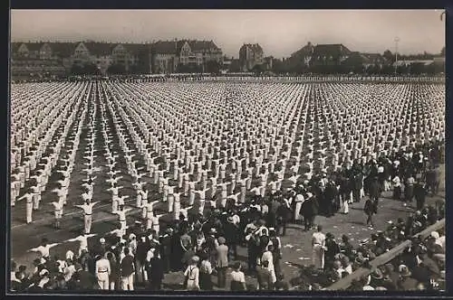 Foto-AK Leipzig, 1. Deutsches Arbeiter-Turnf- und Sportfest 1922, Sportler auf der Festwiese