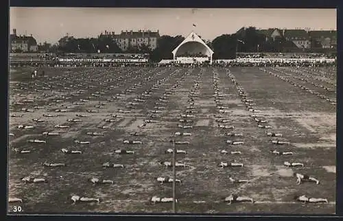 Foto-AK Leipzig, 1. Deutsches Arbeiter-Turnf- und Sportfest 1922, Sportler machen Liegestütze