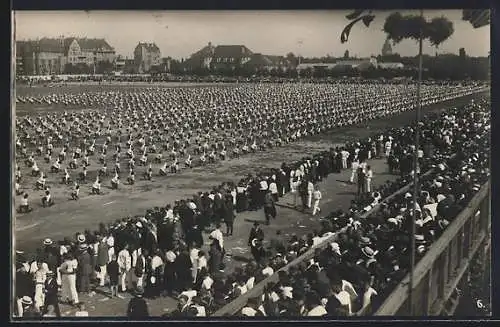 Foto-AK Leipzig, 1. Deutsches Arbeiter-Turnf- und Sportfest 1922, Sportler auf der Festwiese bei synchroner Übung