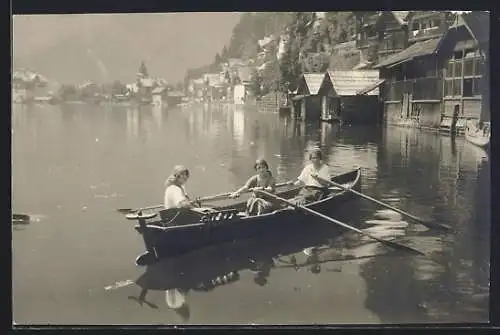 Foto-AK Hallstatt, Jenny nud Grete Schmal und Helene Pasler beim Rudern