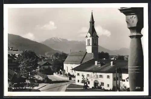 AK Igls, Teilansicht des Ortes mit Strassenpartie und Kirche