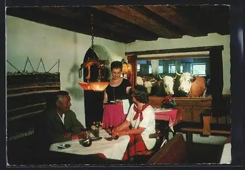 AK Going, Kuhstall-Spezialitäten-Restaurant Stanglwirt, Innenansicht mit Blick in den Kuhstall