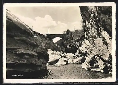 AK Ponte-Brolla, Die Brücke vom Fluss aus