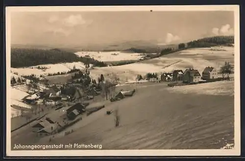 AK Johanngeorgenstadt, Ortsansicht mit Plattenberg im Schnee