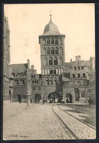 AK Lübeck, Burgtor mit Strassenpartie