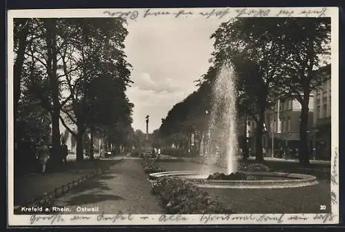 AK Krefeld a. Rhein, Strasse am Ostwall mit Fontäne