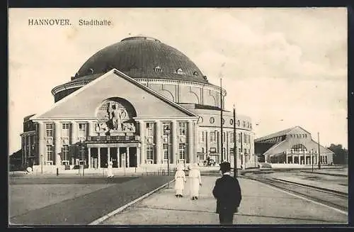 AK Hannover, Stadthalle mit Strassenpartie