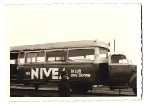 Fotografie Sylt, Sylter Inselbahn, Rasende Emma mit Werbung für Nivea, mit Borgward Zugmaschine