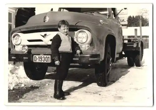 Fotografie LKW / Truck Ford F mit Kennzeichen D-19301, kleiner Junge als Massstab daneben