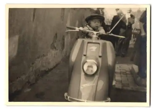 Fotografie Motorroller Heinkel Tourist mit kleinem Kind am Steuer