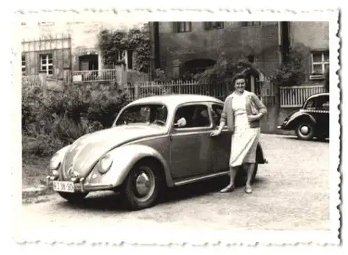 Fotografie Hausfrau mit ihrem VW-Käfer, Kennzeichen: RJ 38-90