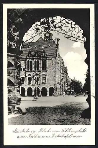 AK Bückeburg, Blick vom Schlossplatz zum Rathaus u. Bahnhofstrasse