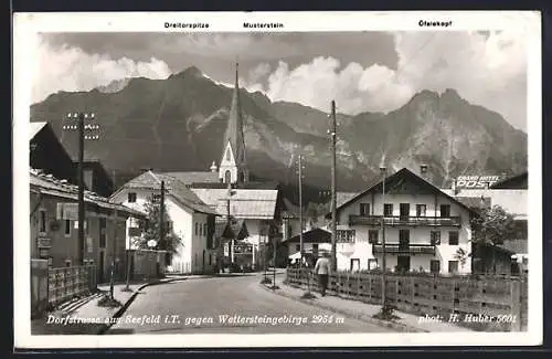 AK Seefeld i. T., Dorfstrasse gegen das Wettersteingebirge