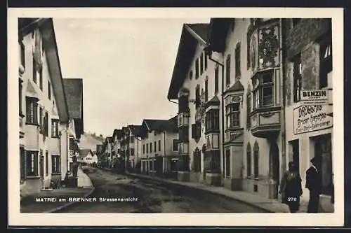 AK Matrei am Brenner, Strassenpartie mit Drogerie Haschke