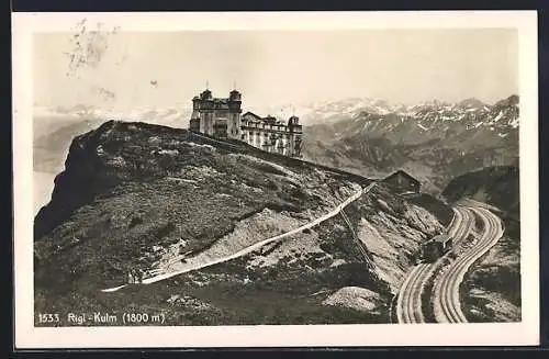 AK Rigi-Kulm, Gebäude, Strasse und Bahnstrecke mit Bahn aus der Vogelschau