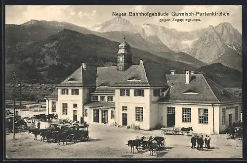 AK Garmisch-Partenkirchen, Neues Bahnhofsgebäude gegen Zugspitzgruppe