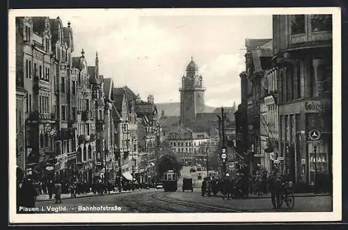 AK Plauen / Vogtland, Strassenbahn in der Bahnhofstrasse, Radfahrer