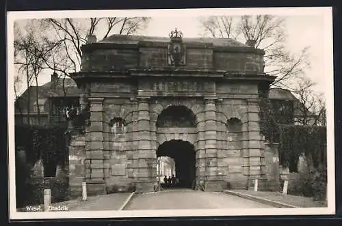 AK Wesel / Rhein, Zitadelle, Leute im Tor