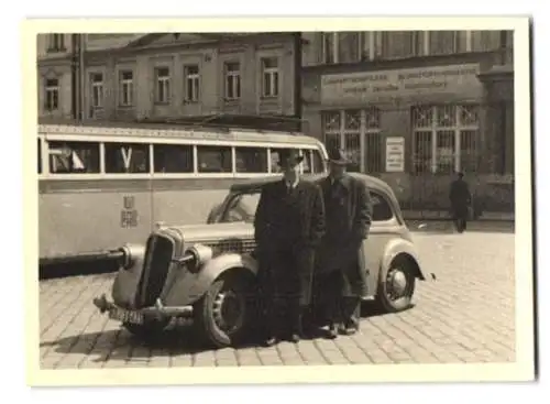 Fotografie zwei Herren vor ihrem Auto Opel Kennzeichen: PO-35435